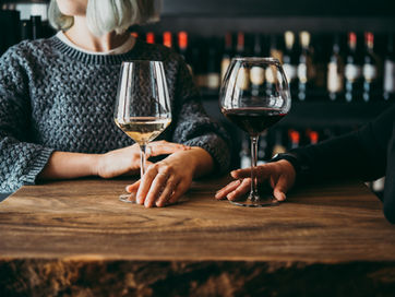 bebiendo vino