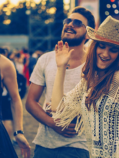 Moun k ap danse nan konsè a