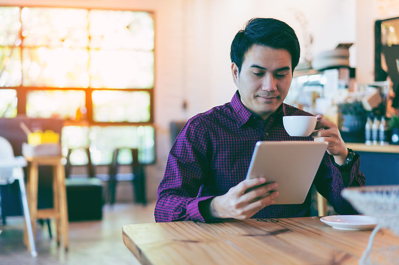 Trabalhador de escritório e café