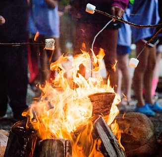 Soirée feu de camp au camping La Seigneurie : rires, chaleur et guimauves bien dorées !