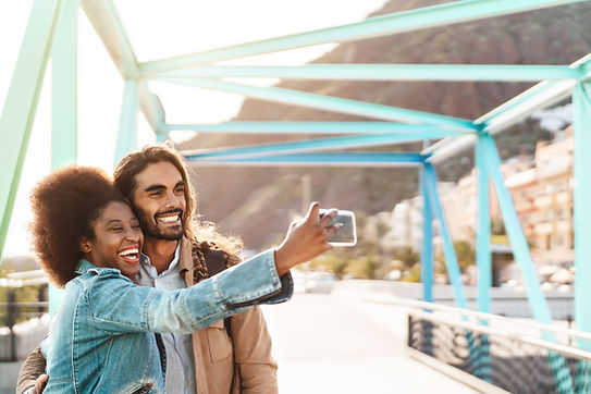 Casal tirando selfie