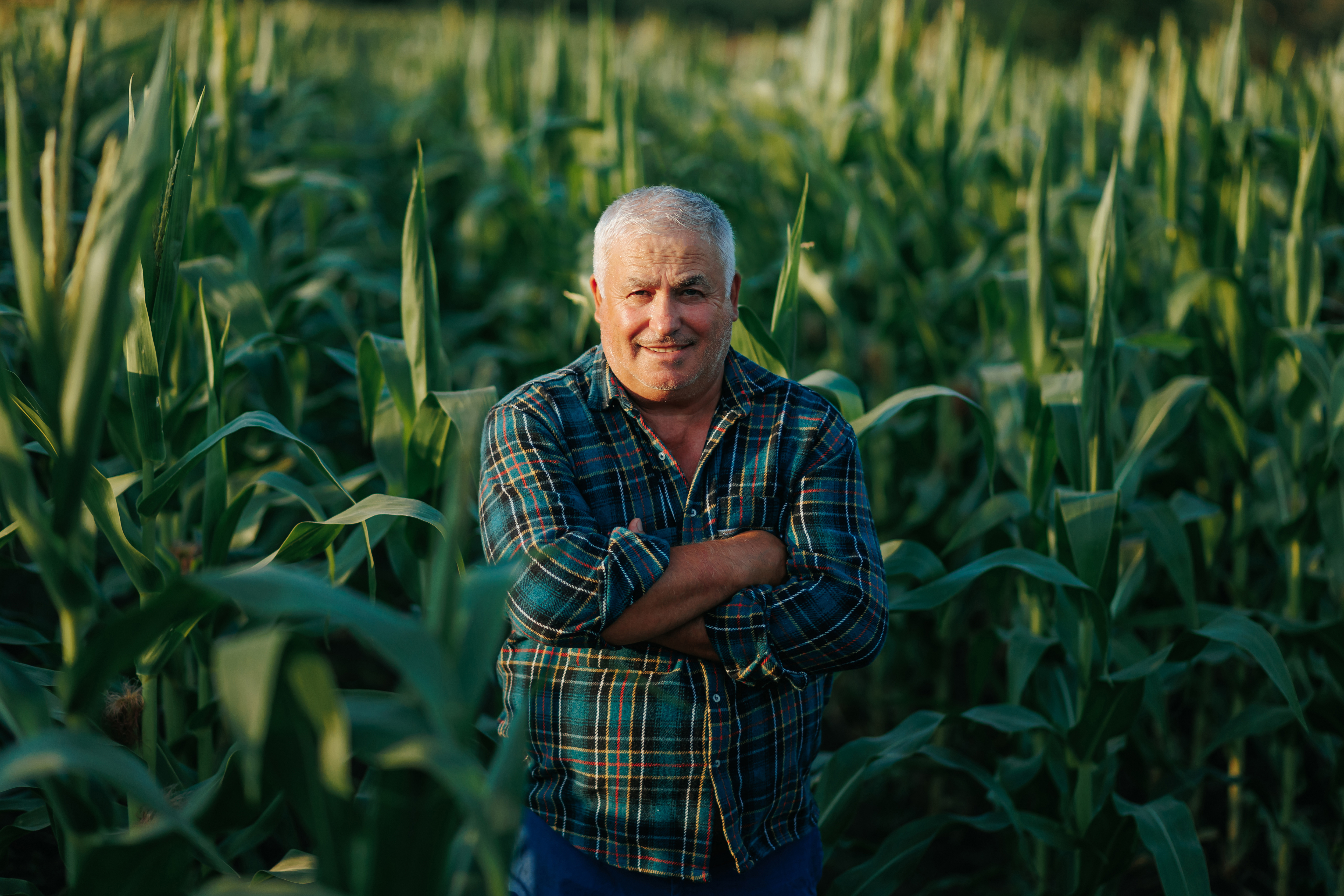 Fazendeiro sorridente ao ar livre