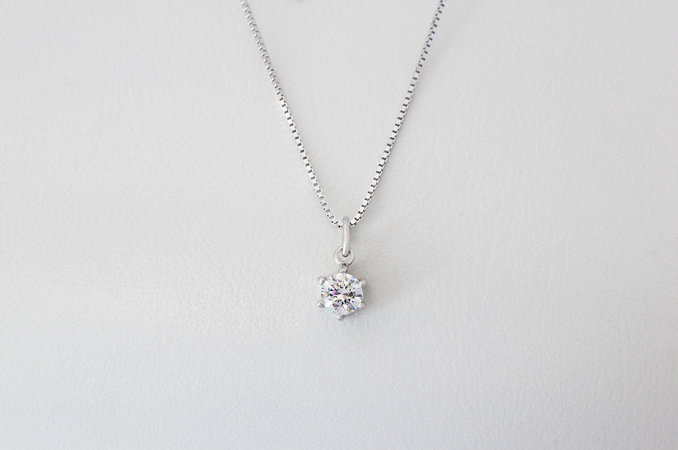 Colar com pingente de diamante