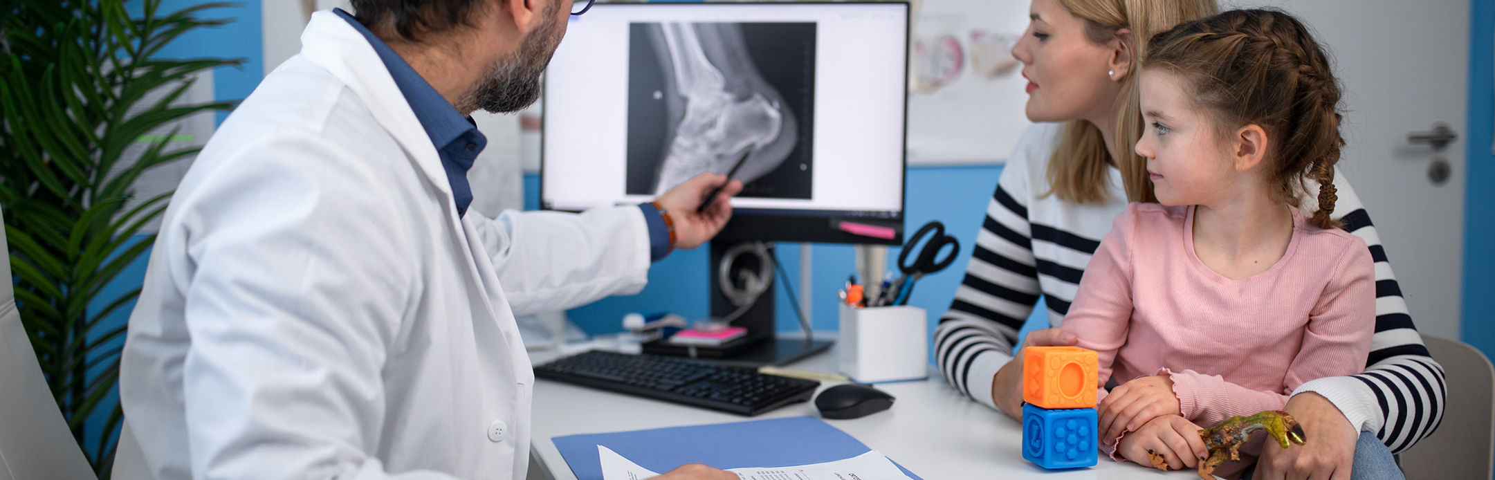 Doctor explicando una radiografÃa