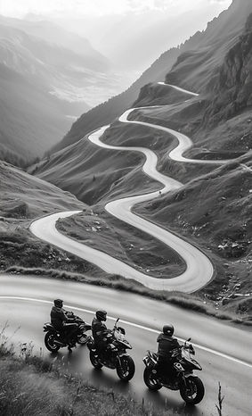 Motociclisti su strada tortuosa