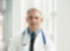 Medico nel corridoio dell'ospedale