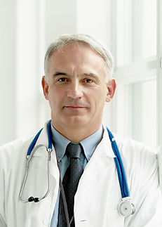 Médico en el pasillo del hospital