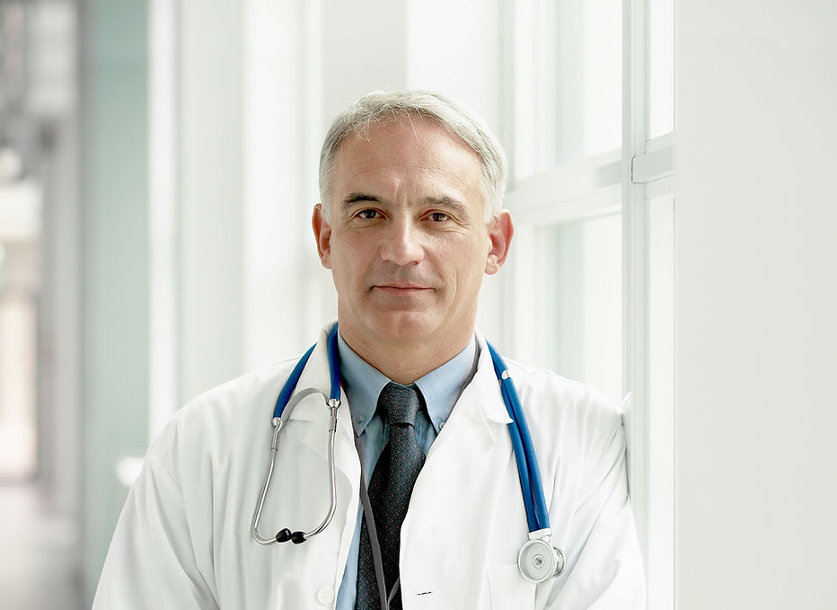 Medico nel corridoio dell'ospedale