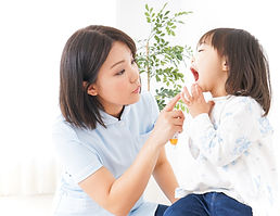 歯科治療を受ける子供