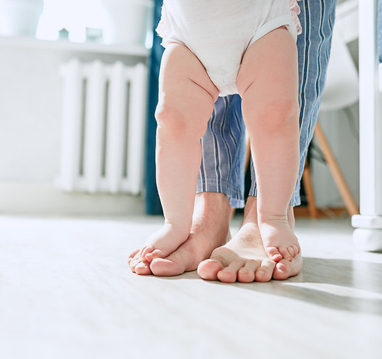 Pieds des parents et des bébés