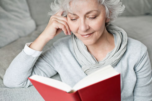 Dame liest Buch