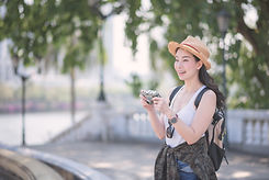 写真を撮る旅行者