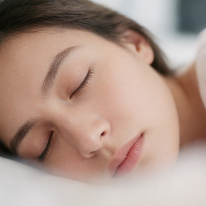 Gros plan d'une femme au repos