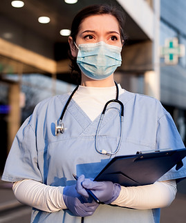 Médica do sexo feminino à espera da entrada de emergência