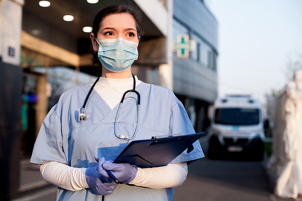 Médica do sexo feminino à espera da entrada de emergência