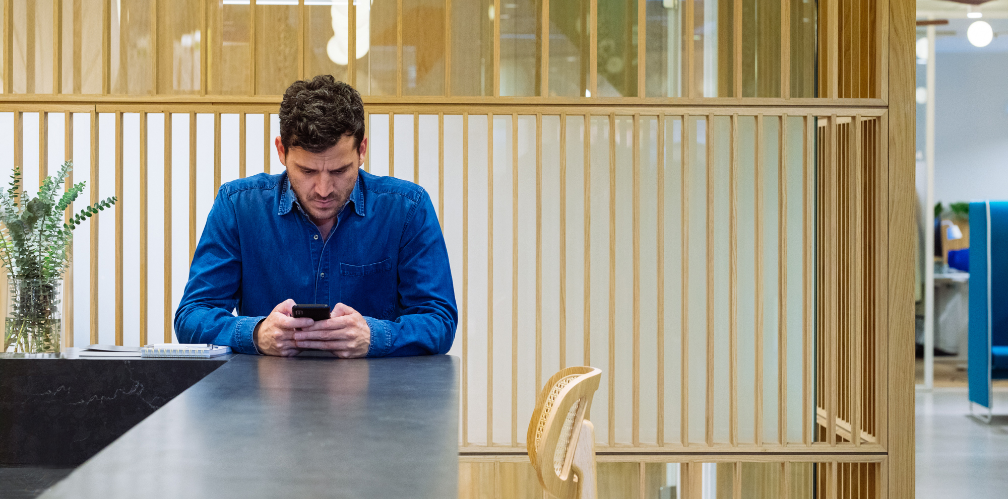 Homem, em, sarja jeans, camisa