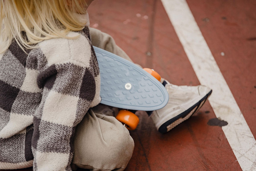 Enfant avec skateboard
