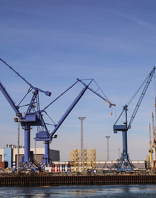 Kräne am Hafen