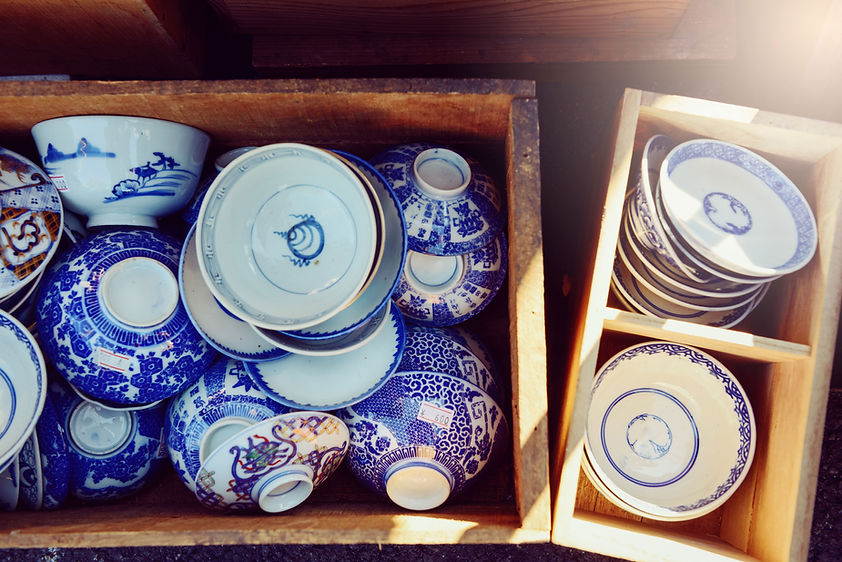 蚤の市で売られる陶器鉢