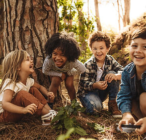 Kinder im Urlaub im Spielwald auf dem Victorhof