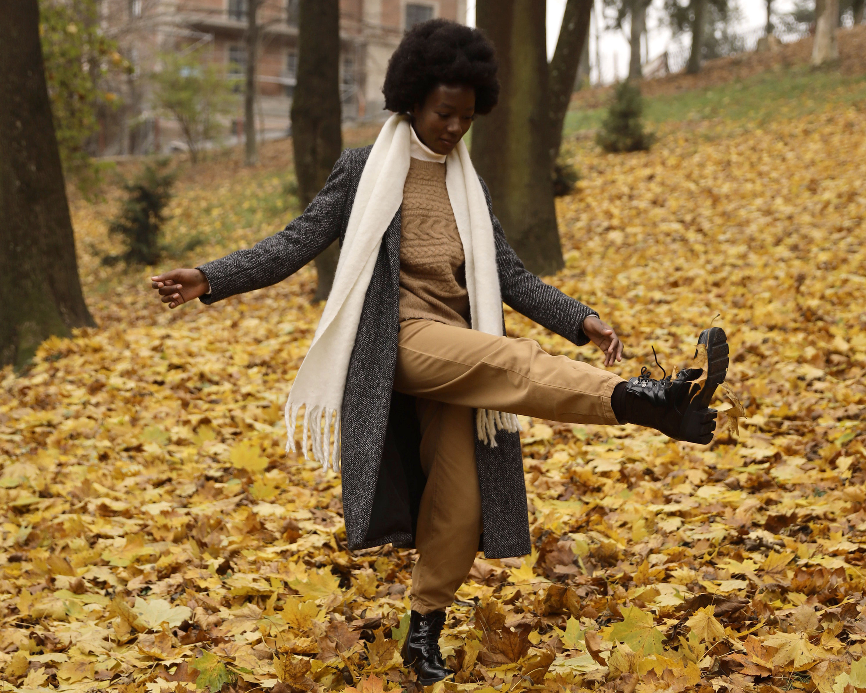 femme qui lâche prise dans les feuilles d'automne