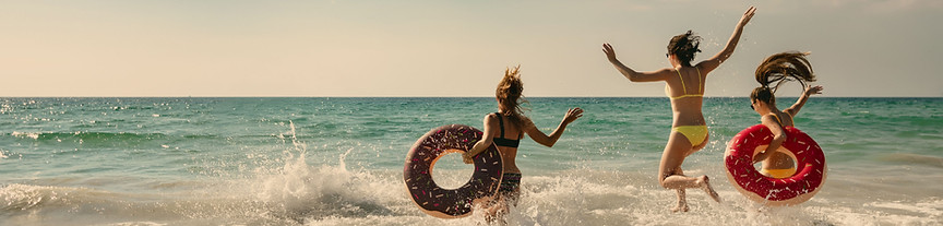 Salto divertido en la playa