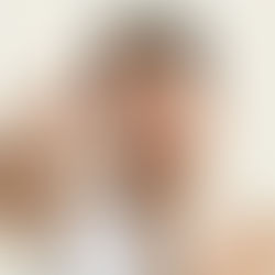 Mujer joven aplicándose sérum en su rostro