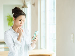 問い合わせをする女性