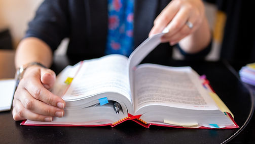 Femme consultant un livre juridique