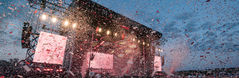 Concert live dans le Jura avec ambiance festive et public lors d’un festival musical en plein air