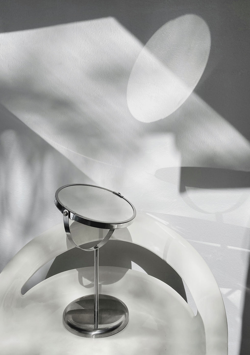 Moderner minimalistischer Spiegel