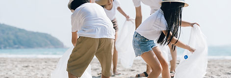 쓰레기를 줍는 가족