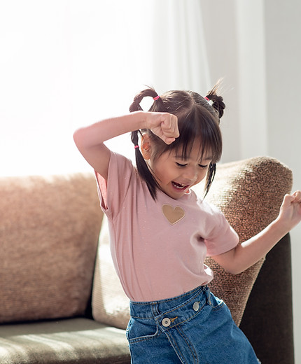 楽しく踊る子供