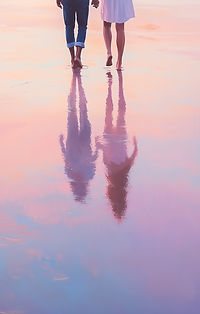 Pareja caminando por la playa