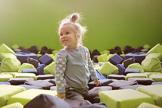 Niño en un foso de espuma