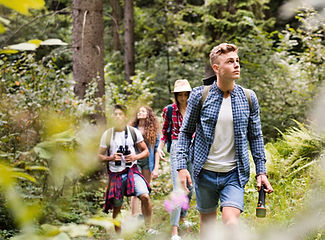 Ados en randonnée en forêt