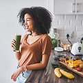Mulher bebendo smoothie verde