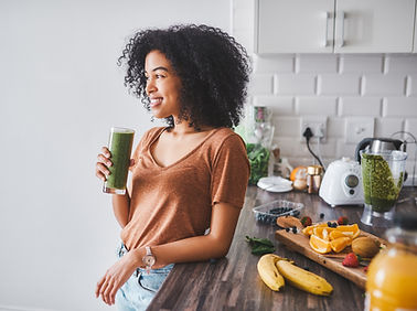 Yeşil smoothie içen kadın
