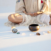 Halbkreis aus Kristallen