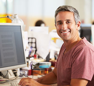 Empleado de oficina sonriente