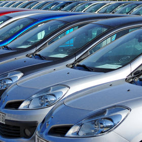 Consumo e inversión a la baja; ventas de autos en niveles récord