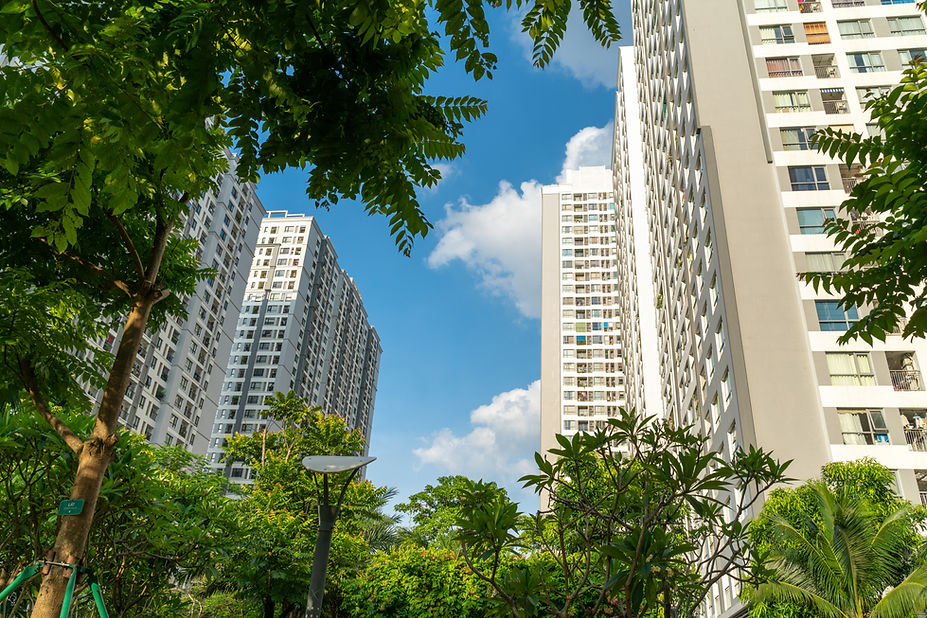 Edifício de condomínio moderno com árvores
