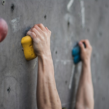 Manos en la pared de escalada