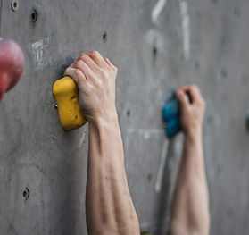 Handen op de klimmuur