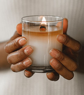 Bougie dans les mains