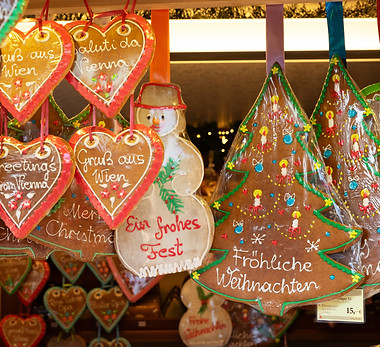 Gingerbread hearts at the christmas market