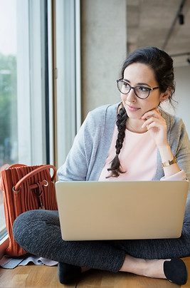 Psicóloga y paciente teniendo una sesión de terapia online por videollamada, conversando con comodidad y confianza 