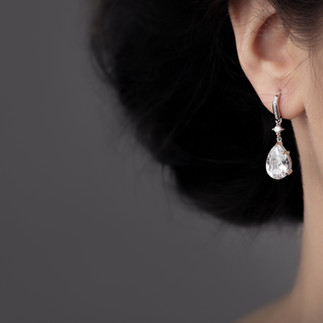 Kuvituskuva: Roikkuva timanttikorvakoru naisella