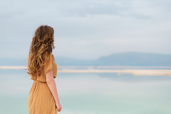 Femme face au paysage