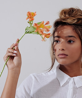 Menina com flores de laranja